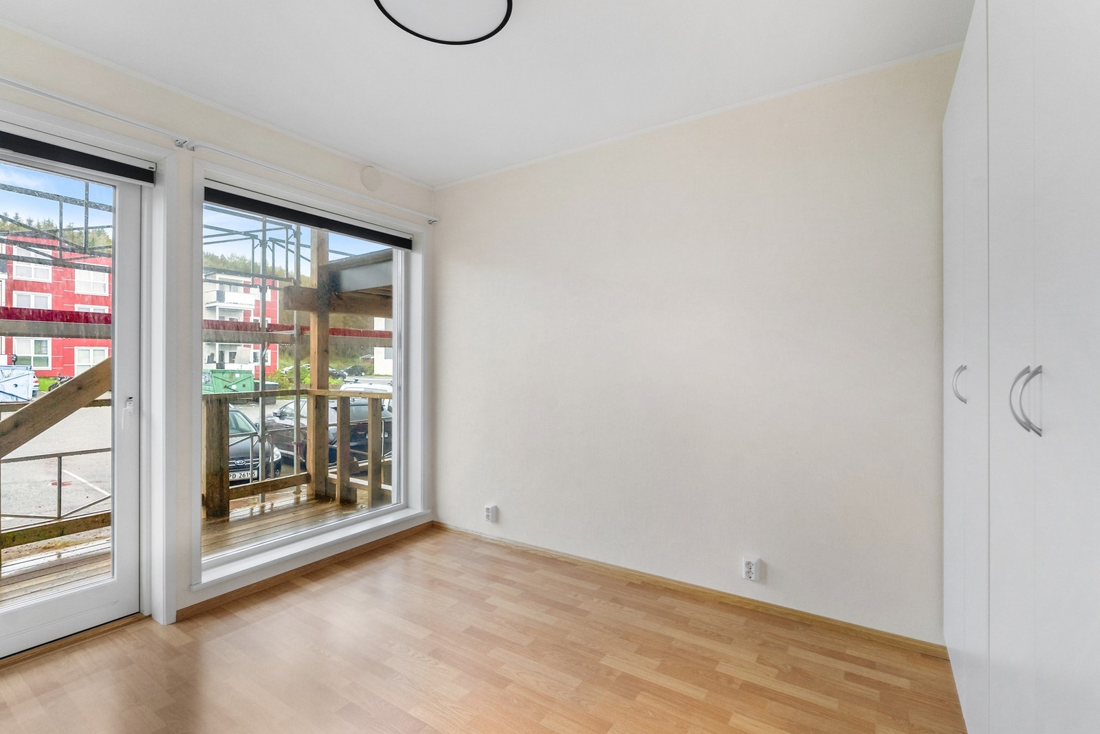 Hovedsoverom med god plass til dobbeltseng og garderobeskap i tillegg til utgang til boligens andre balkong. Galleribilde