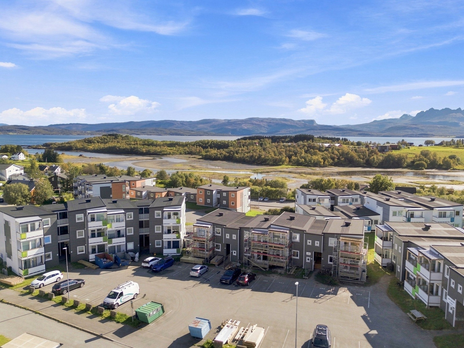 Flott oversikt over nærområdet med nærhet til sjøen. Galleribilde