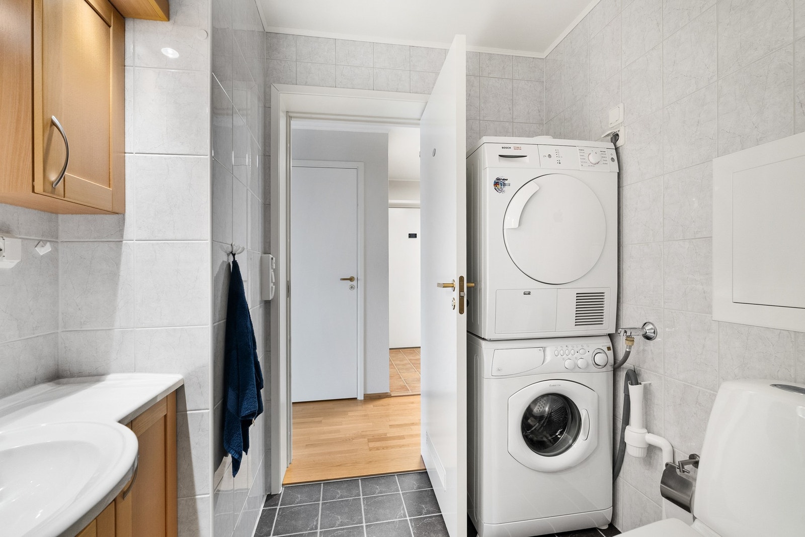 Badet har praktisk opplegg for vaskesøyle med vaskemaskin og tørketrommel. Galleribilde
