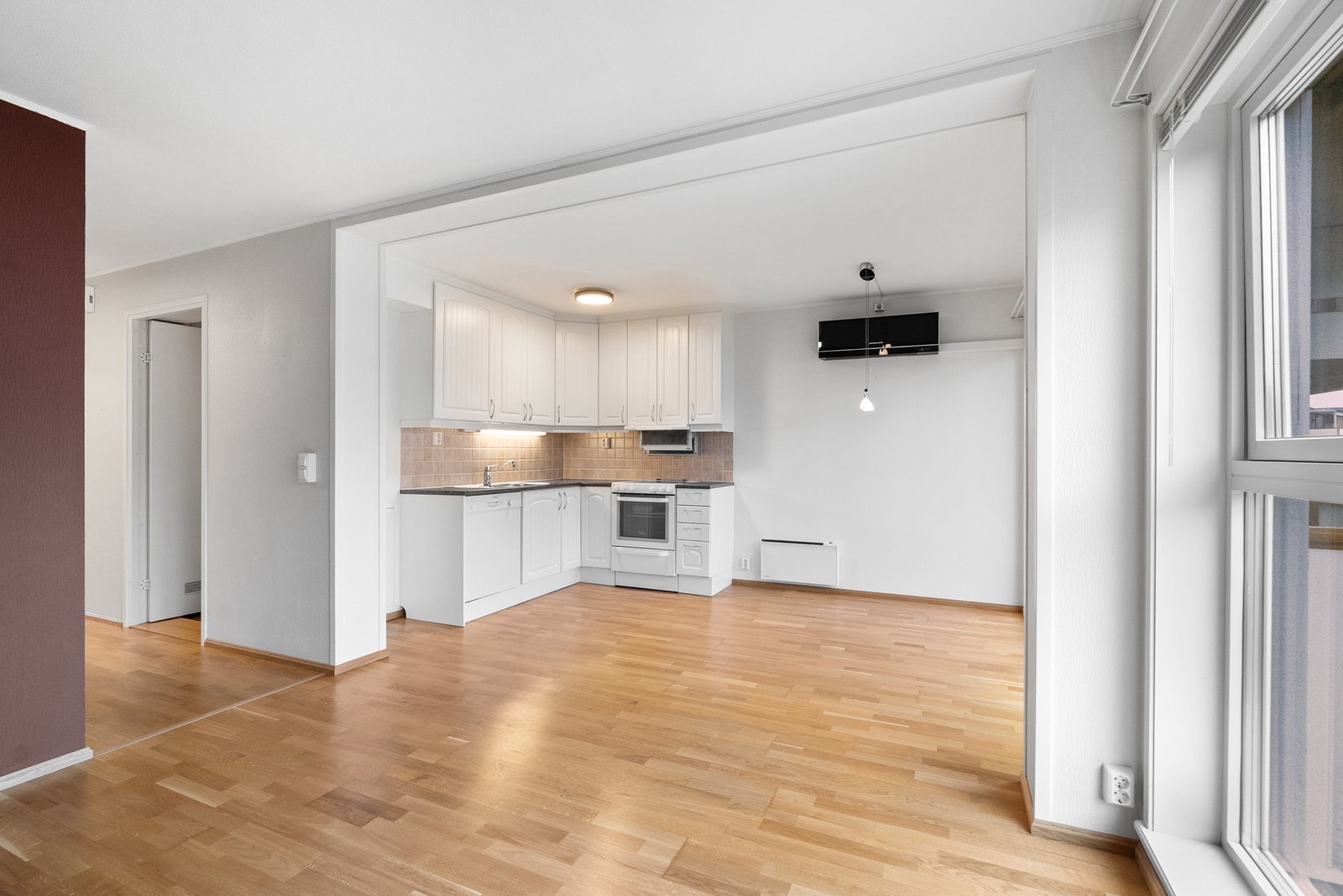 Her er det enkelt å møblere med både spiseplass og sofakrok. Galleribilde