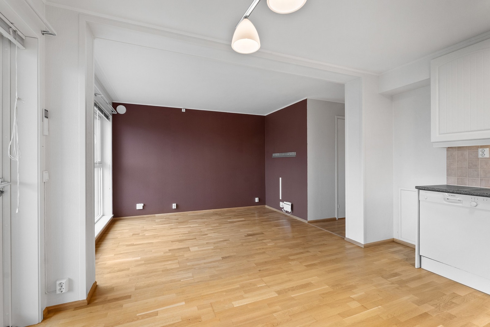 Den åpne løsningen gir en god romfølelse og fin oversikt. Galleribilde