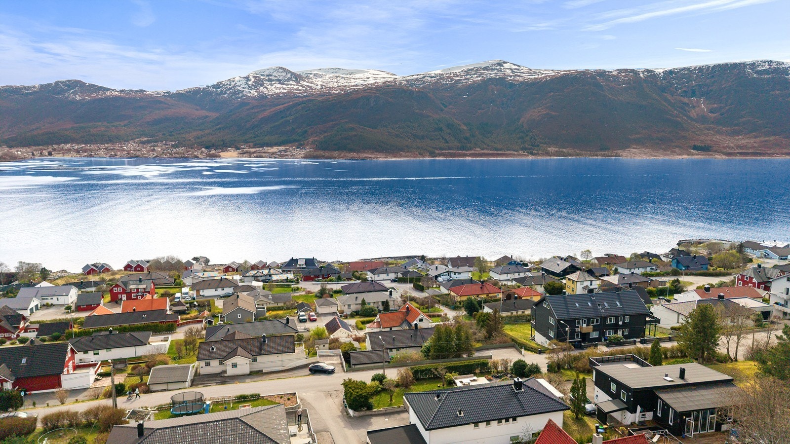 Boligen ligger på sydsiden av Hessa, et område kjent for sin flotte natur og nærhet til sjøen. Galleribilde