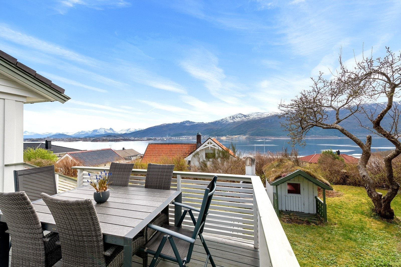 Eiendommen har en flott beliggenhet med umiddelbar nærhet til sjø og fjell. Herfra er det en kort spasertur til både badeplasser og turstier, som den populære turen opp Sukkertoppen. Galleribilde