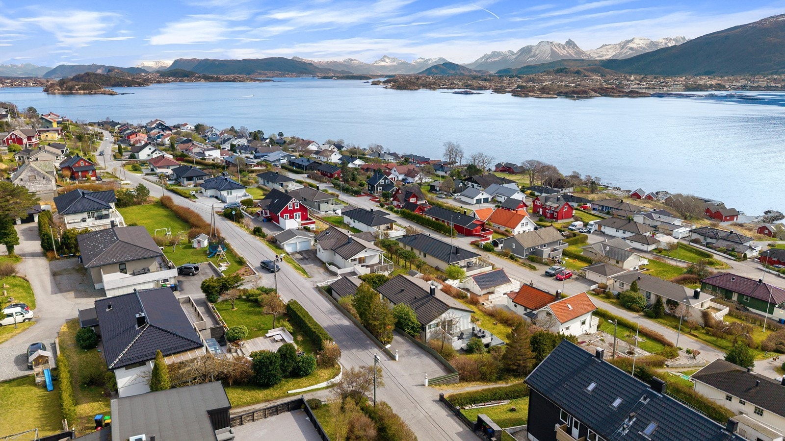 Dette er et familievennlig og etablert nabolag med kort avstand til nye Hessa barneskole (1,3 km) og Slinningen barnehage (0,3 km). Galleribilde