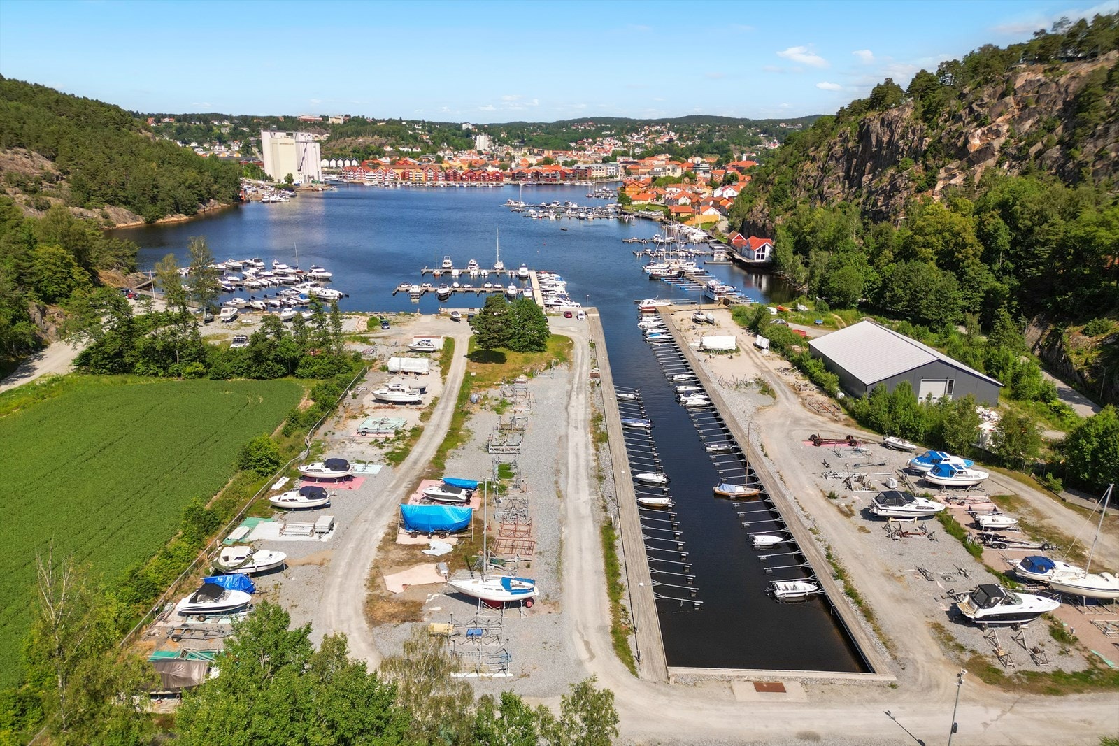 Båthavnen øverste, til venstre i bilde tilhører selger. Her kan man leie båtplass om ønskelig. Kun er kort spasertur fra huset. Galleribilde