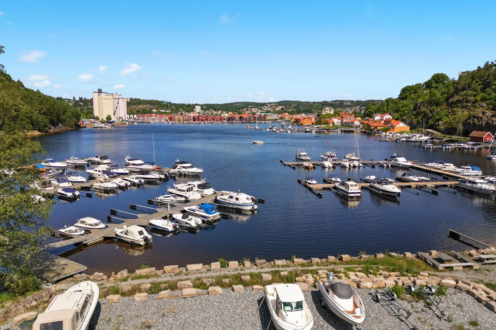 Få minutters gange ned til båthavn og flotte turområder, badesteder m.m. Galleribilde