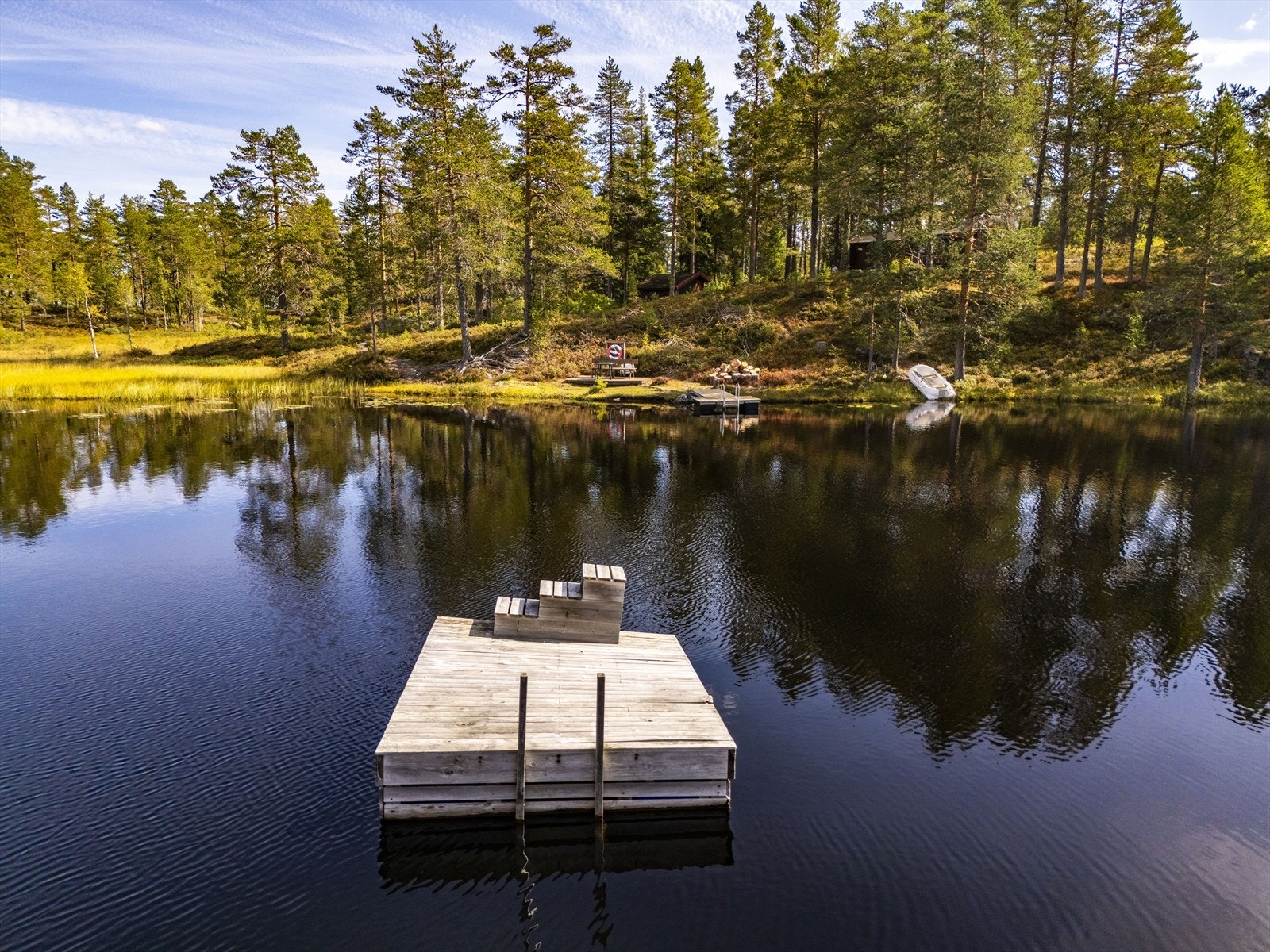 En flytebrygge gir en fin badeplass ute på vannet. Galleribilde