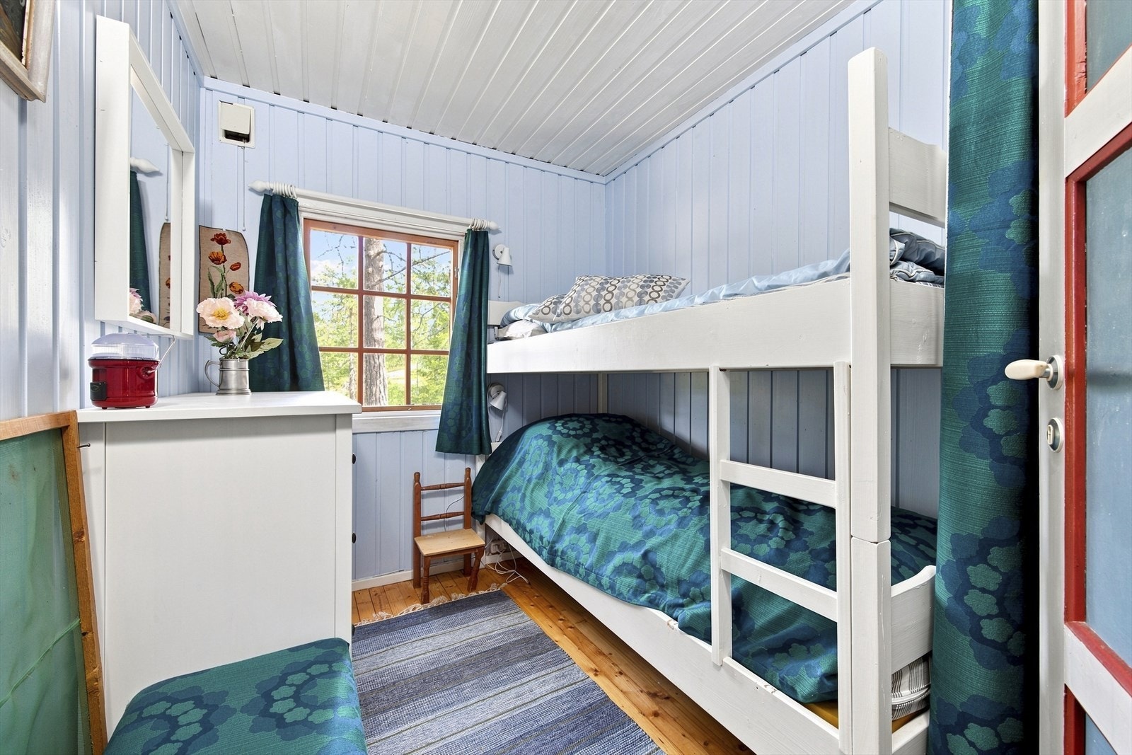 Det ene av hyttas to soverom, innredet med en plassbesparende køyeseng. Galleribilde