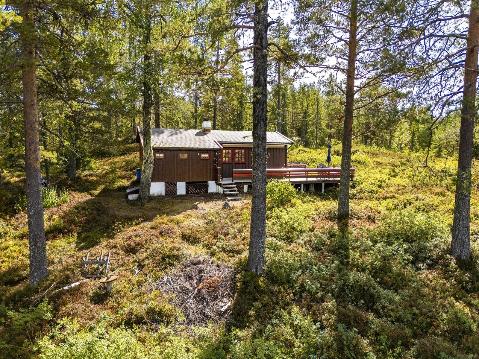 Hytta er fundamentert på fjell og ligger på en klassisk naturtomt. Galleribilde