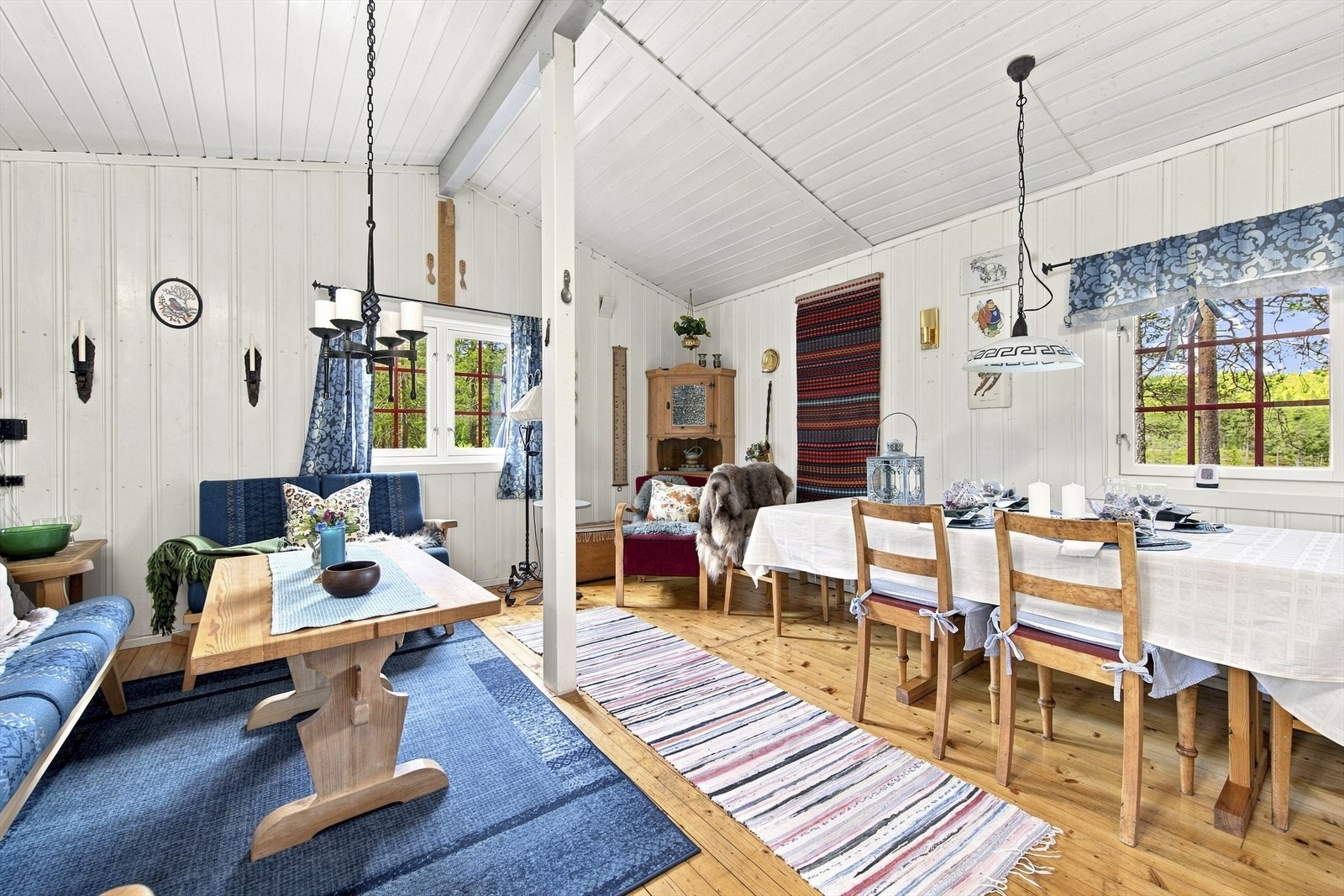 Gjennomgående furugulv og trepanel på vegger og i himling. Galleribilde