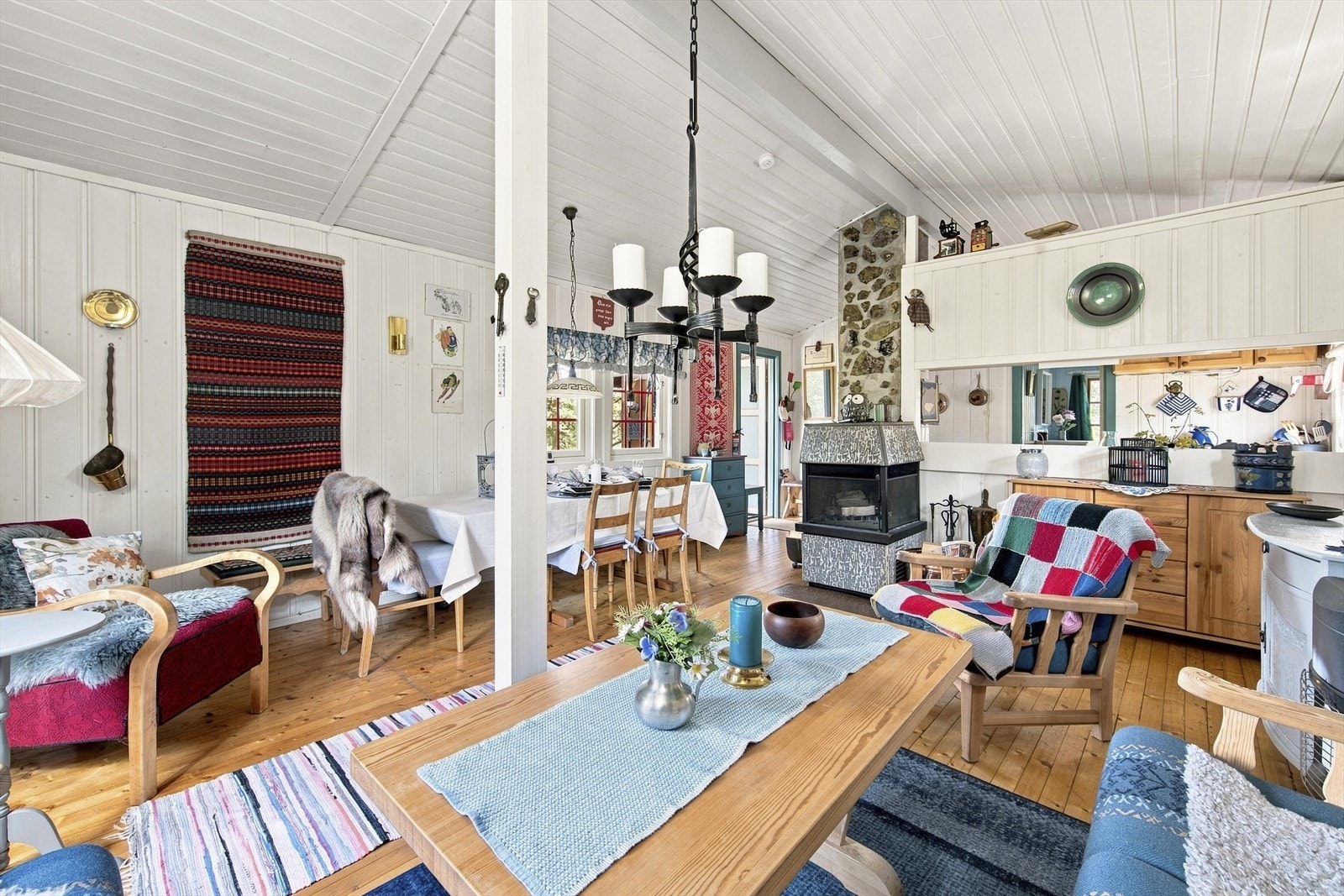 Både vedovn og en åpen peis sørger for varme og en klassisk hyttestemning. Galleribilde