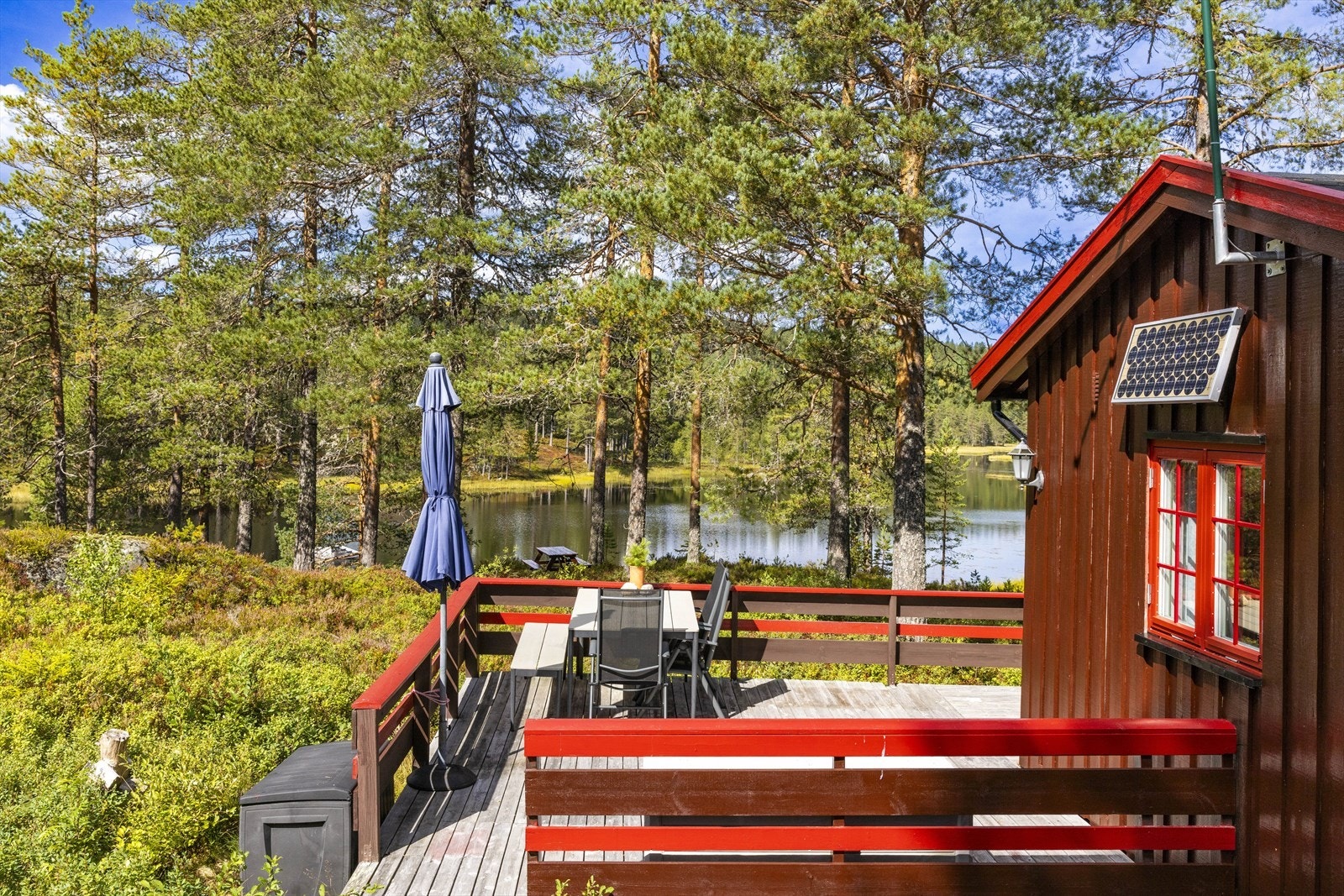 Fra terrassen er det utsikt over vannet og omkringliggende natur. Galleribilde