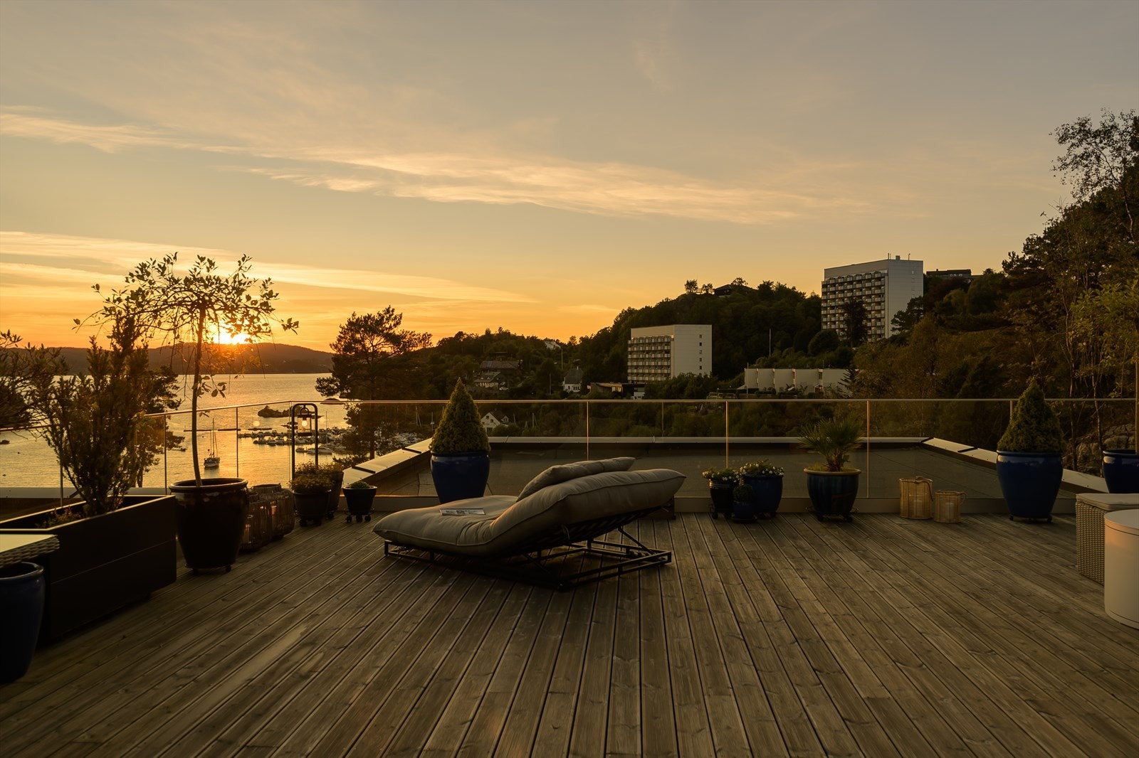 Stor og usjenert terrasse med skjermet beliggenhet - perfekt for avslapning og lange dager ute. Galleribilde