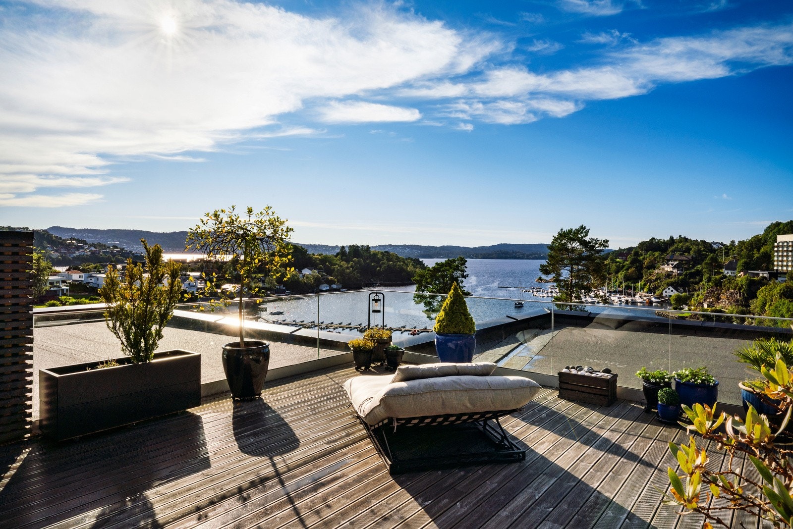 Den imponerende terrassen er oppmålt til ca. 61,6 m² og byr på svært gode sol- og utsiktsforhold. Kort avstand til Åstveit Marina. Galleribilde