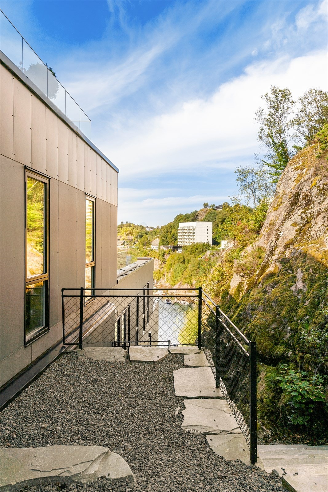 Også her får du fin utsikt mot sjøen og naturen. Galleribilde