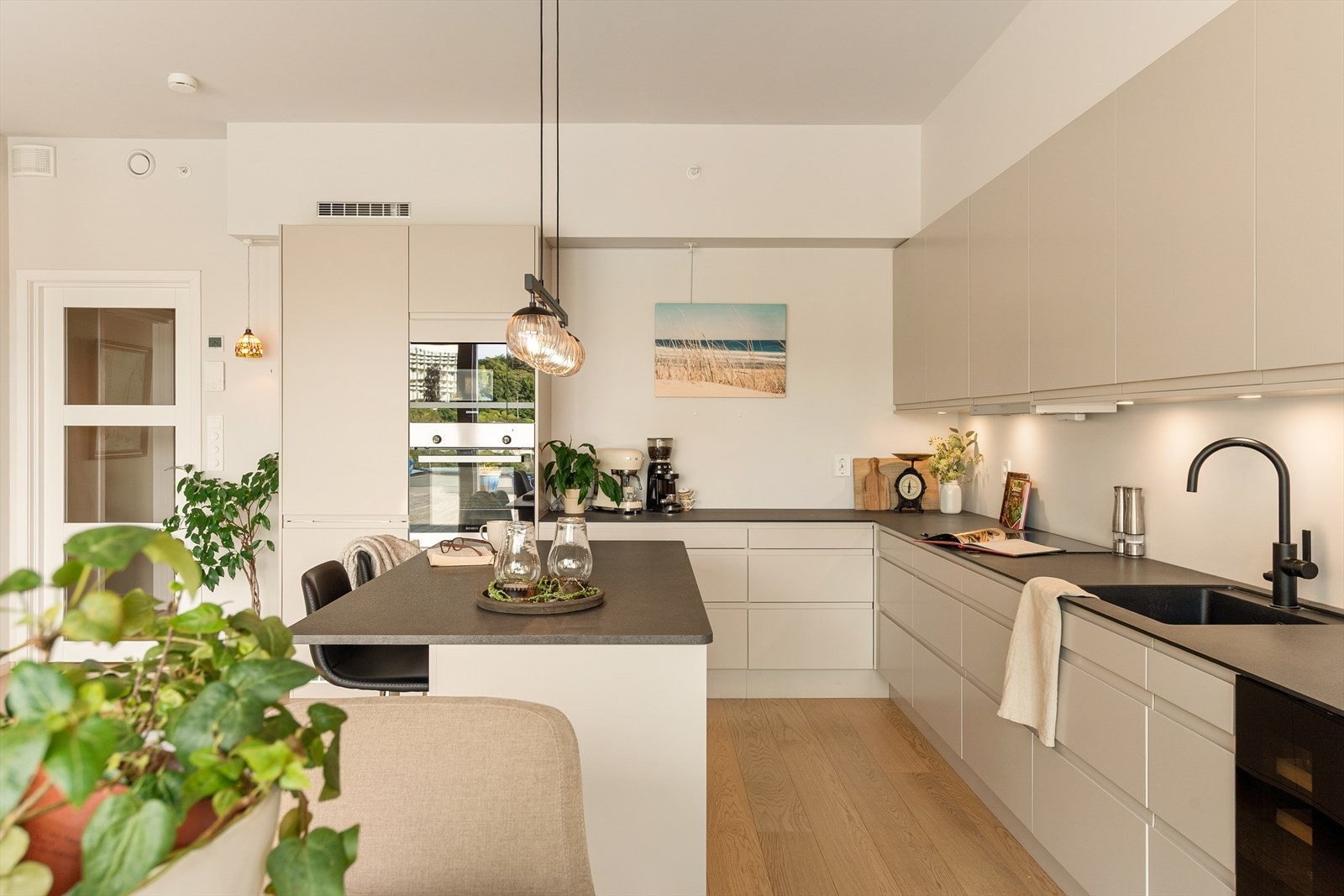 Moderne Sigdal-kjøkken med stilrent uttrykk og godt med skap- og benkeplass. Galleribilde
