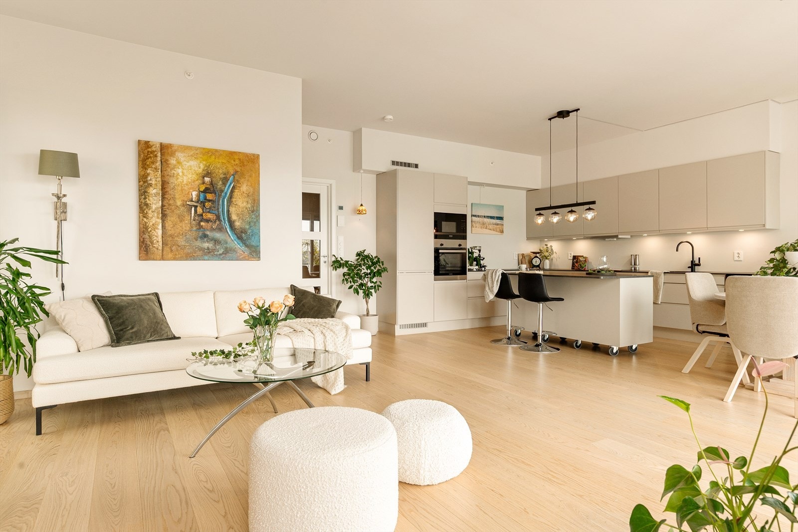 Stue og kjøkken utgjør til sammen ca. 40 m² med god plass til flere møbleringssoner. Galleribilde