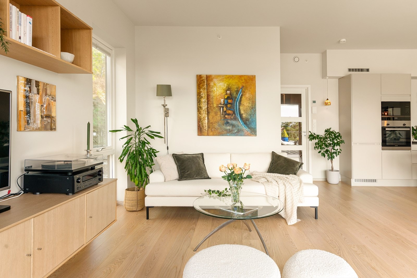 Stuen har god plass til en romslig sofagruppe og mediemøblement. Galleribilde