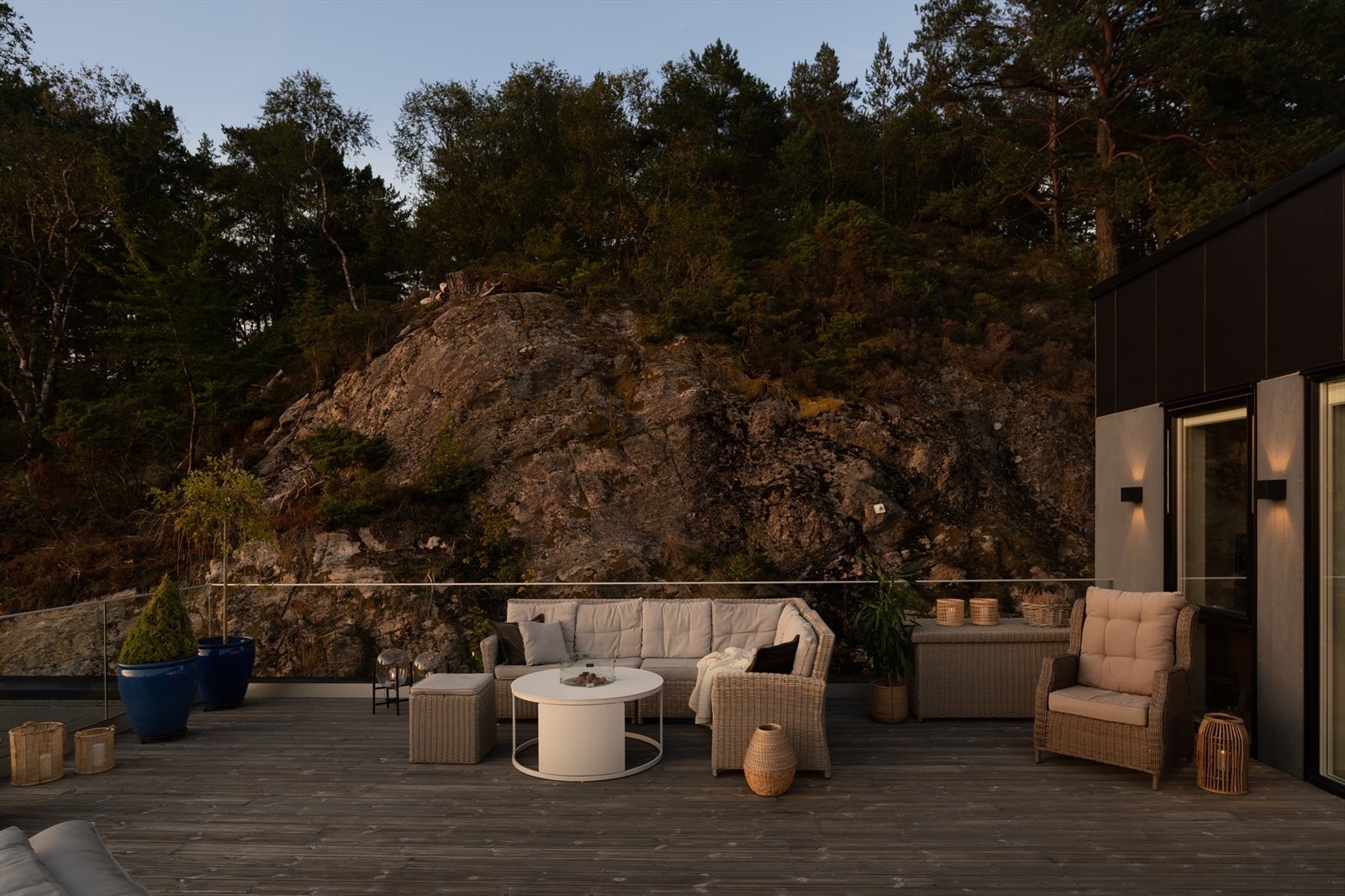 Terrassen byr på flere lune soner - her sett mot den naturlige fjellveggen. Galleribilde