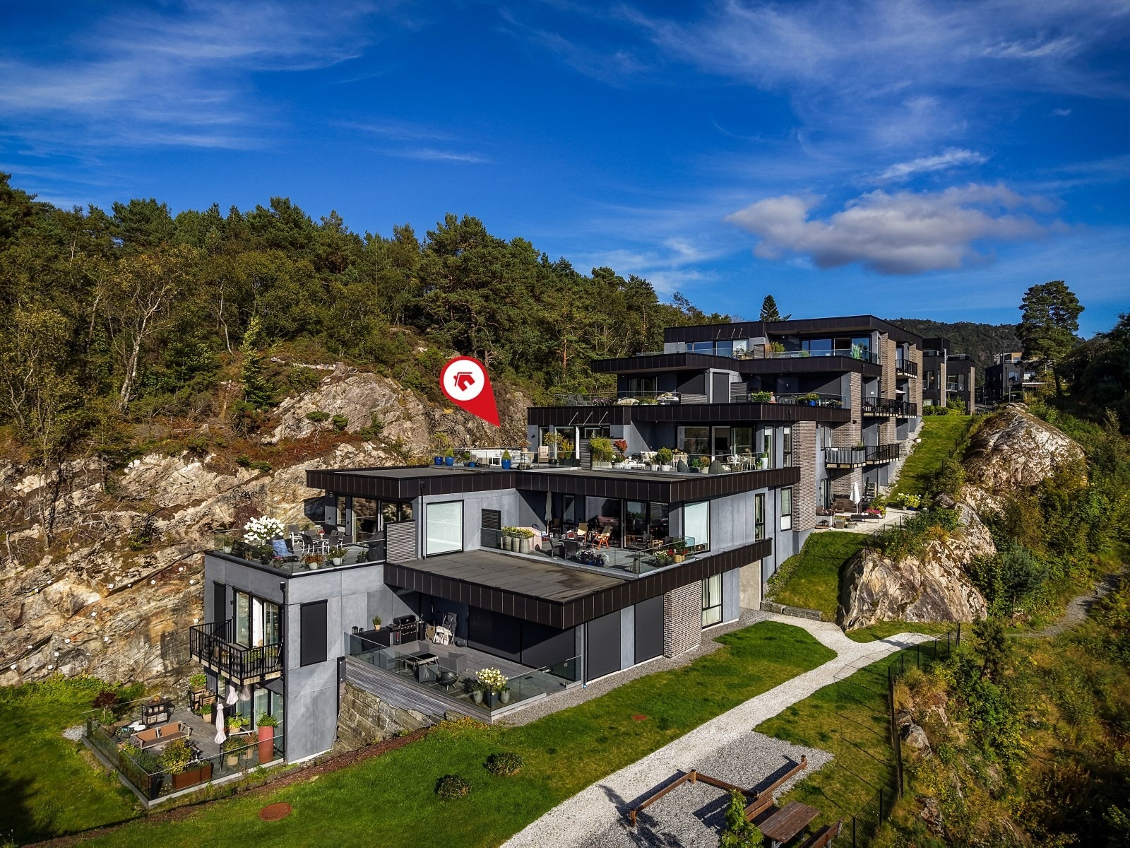 Et moderne boligprosjekt fint integrert i det skrånende terrenget. Galleribilde