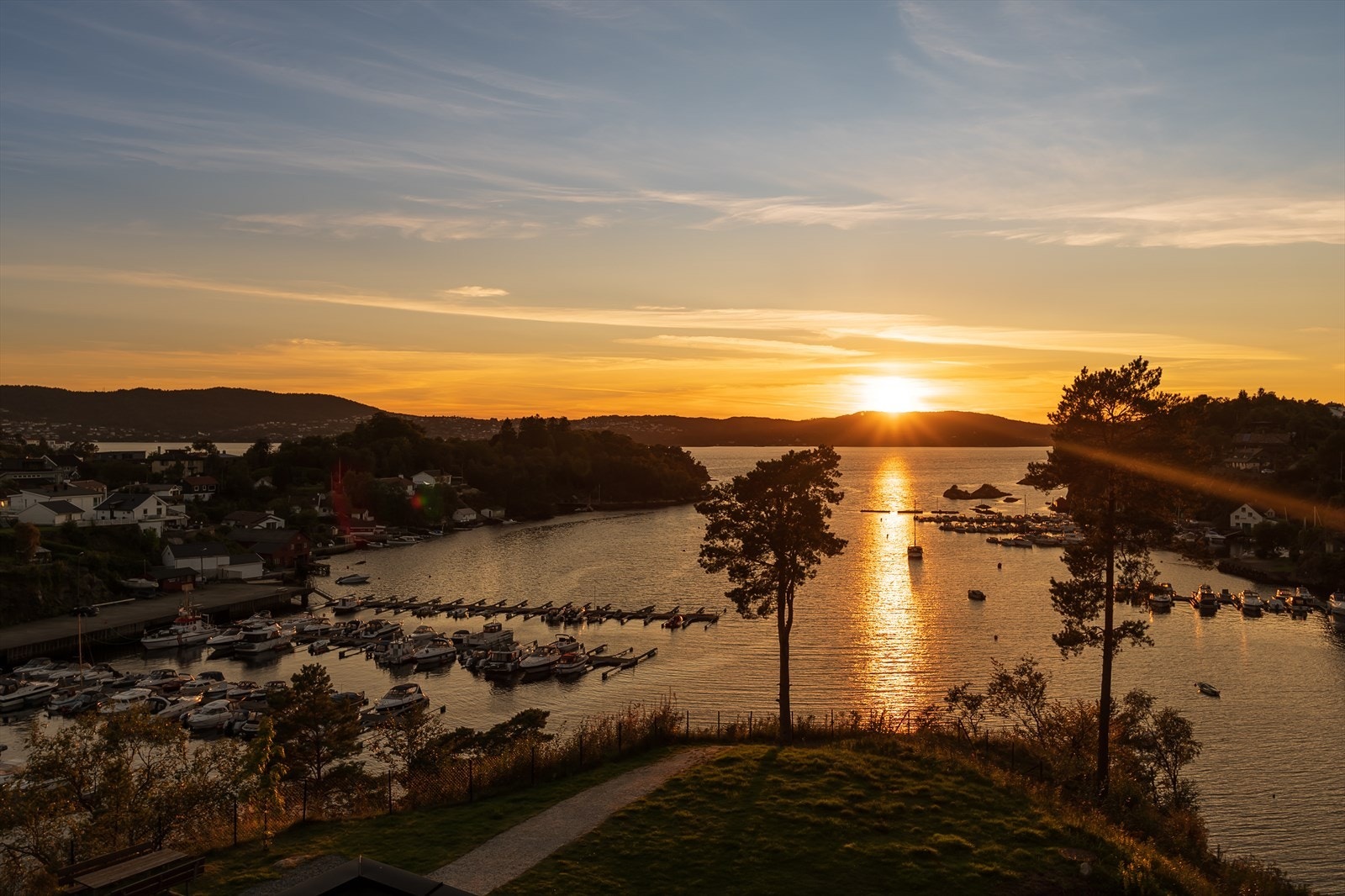 Sjønær beliggenhet med flotte omgivelser - og solnedganger som dette fra leiligheten og terassen. Åstveit marina ligger like ved og skrivende stund er det ledig kapasitet for leie av båtplass. sjekk med båtlag dersom båtplass ønskes. Galleribilde