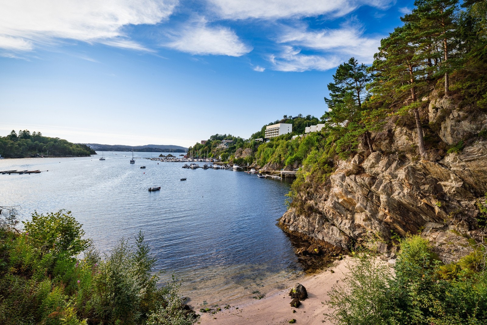 Fra boligen er det kun ca. to minutters gange ned til sameiets egen badestrand - en sjelden og svært attraktiv kvalitet som gir enkel tilgang til sjøen rett utenfor døren. Galleribilde