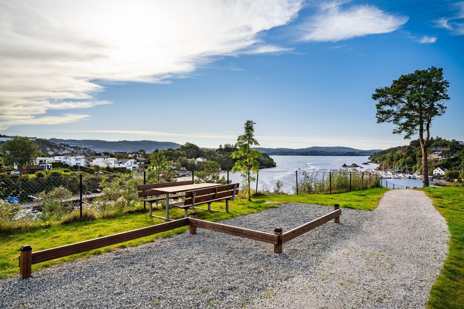 Sjøen ligger like i nærheten, med flotte områder for tur og rekreasjon. Galleribilde