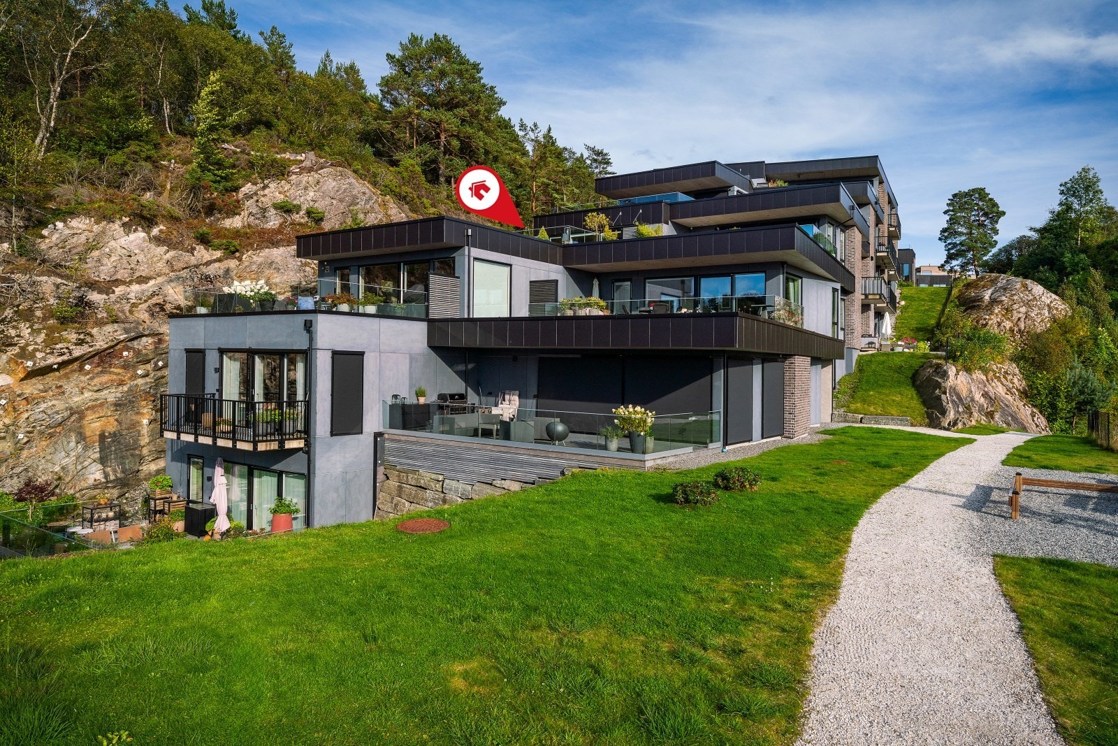 Stien på bildet leder ned mot prosjektet sin strand. Galleribilde
