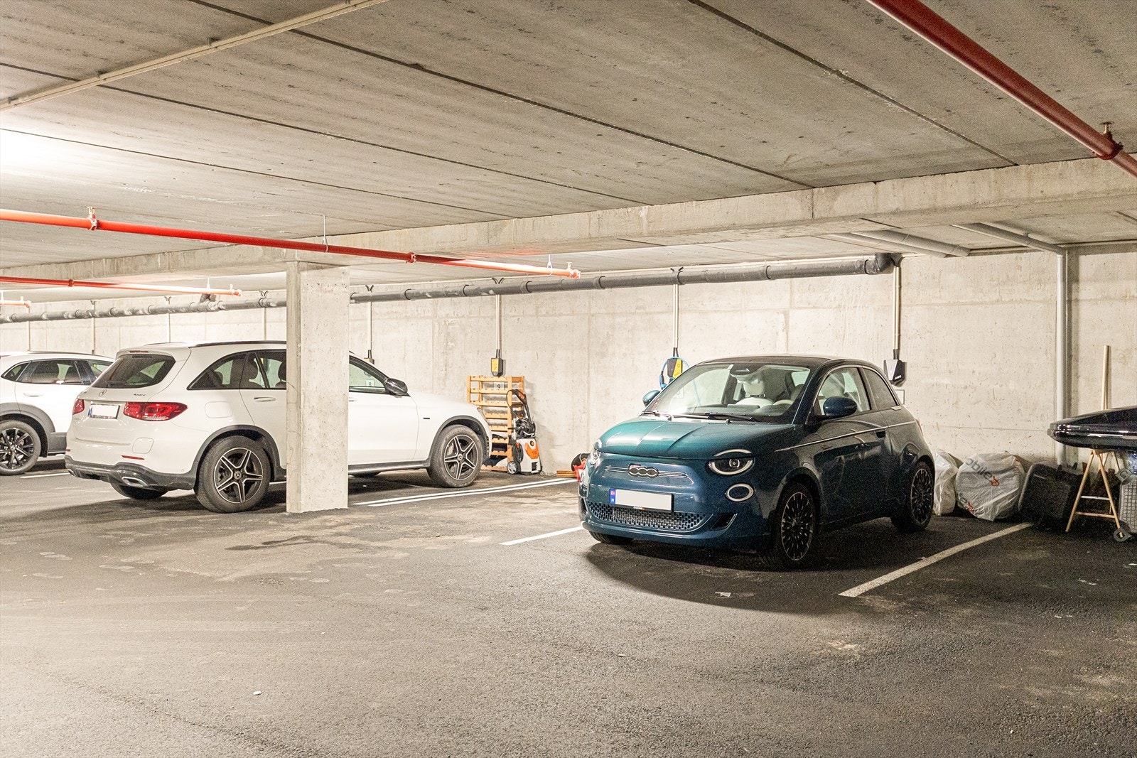 I garasjeanlegget er det 4 plasser reservert til gjester. Gjester kan med tilgang ha adkomst via app. Galleribilde