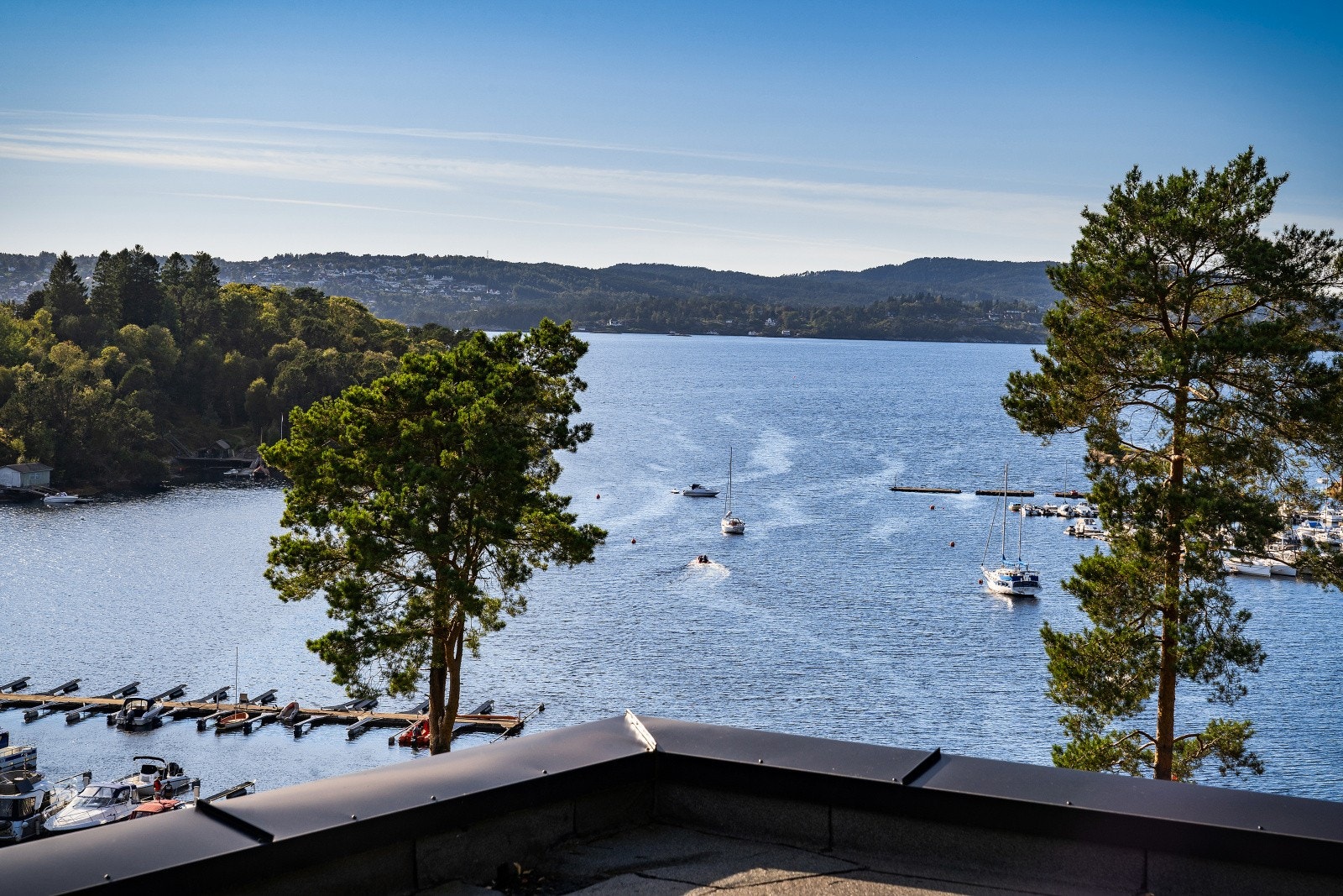 Terrassen ligger høyt og fritt med flott utsyn mot sjø og omkringliggende landskap. Galleribilde