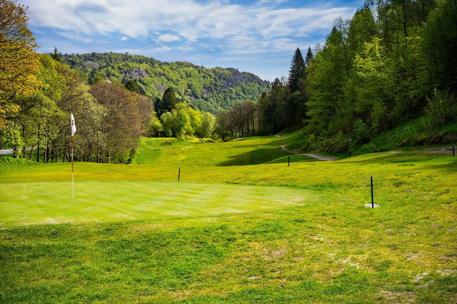 Er du glad i en runde golf? Her bor du et steinkast fra golfbanen. Galleribilde