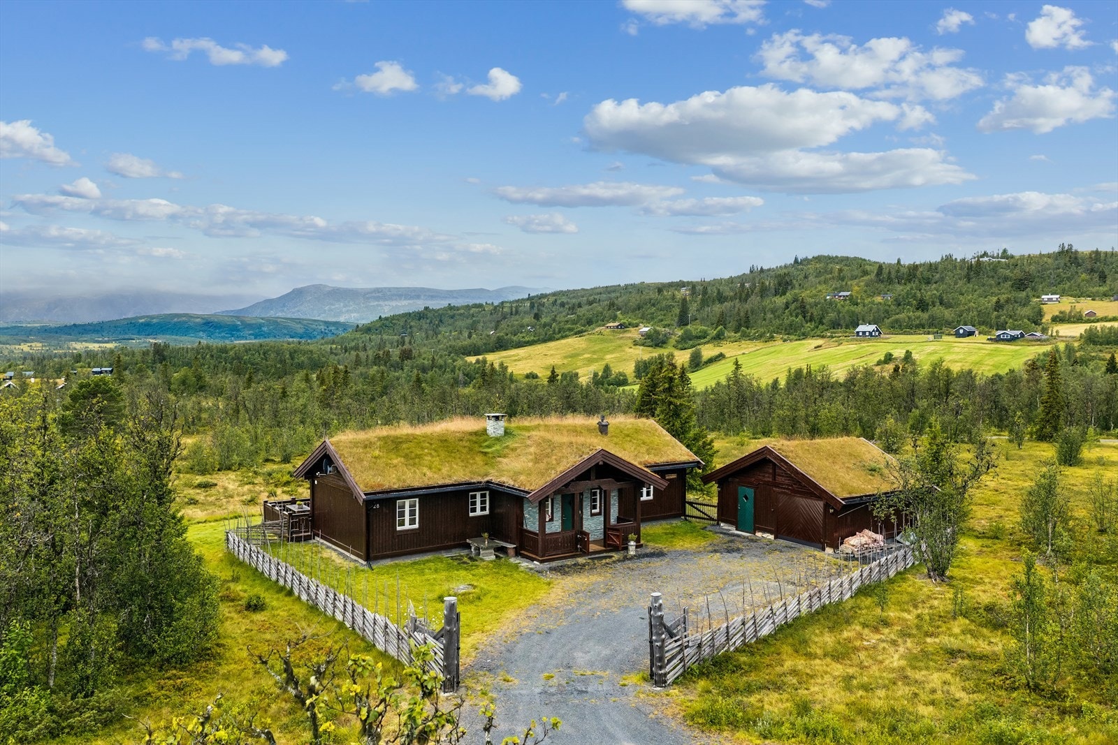 Hytta ligger i utkanten av et etablert hytteområde og byr på nydelig utsikt mot blant annet Grønnsennknippa, Gråkampen og Nøsakampen. Galleribilde