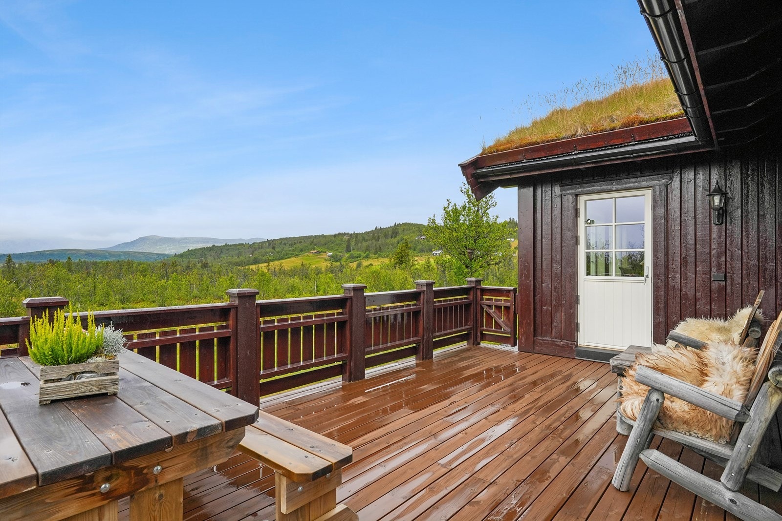 Dagens eier trekker spesielt frem nærheten til naturen og den flotte utsikten som noe av det beste ved eiendommen. Soloppgangen over Nøsakampen, når fjellet farges i vakre rosa- og lillatoner, skaper helt spesielle øyeblikk. Galleribilde