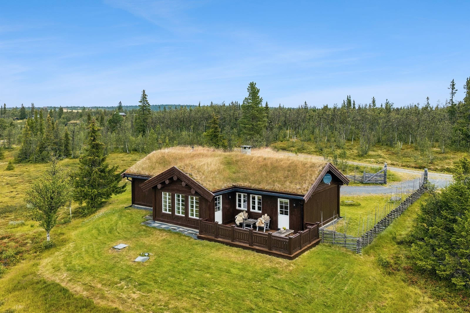 Langehaugvegen 28 er en innholdsrik og innbydende fritidseiendom med flott beliggenhet, praktisk planløsning og ekte fjellstemning. Galleribilde