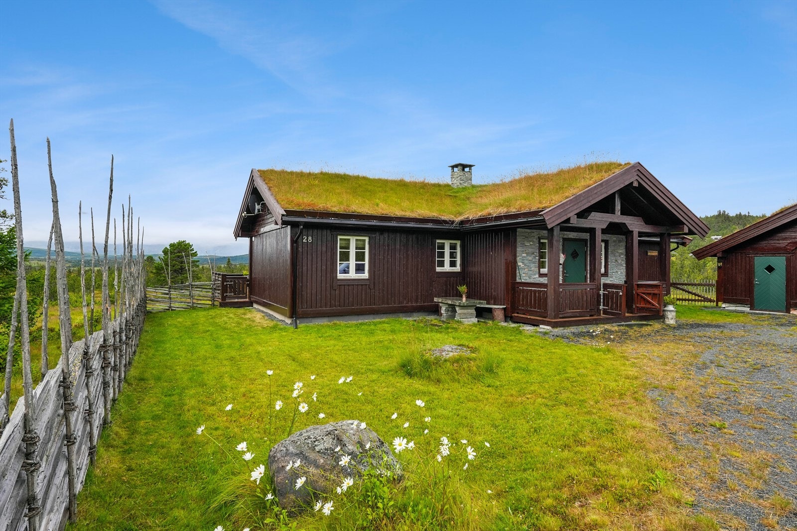 Eiendommen består av hytte og garasje på en pent opparbeidet tomt med hyggelig tun, skigard og stor terrasse. Galleribilde