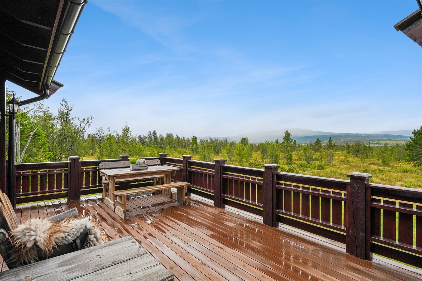 Fra stua er det utgang til en stor og åpen terrasse med god plass til sittegrupper og hyggelige måltider utendørs. Her kan familie og venner samles for lange sommerdager, rolige kaffestunder og hyggelige kvelder med utsikt over det vakre fjellandskapet. Galleribilde
