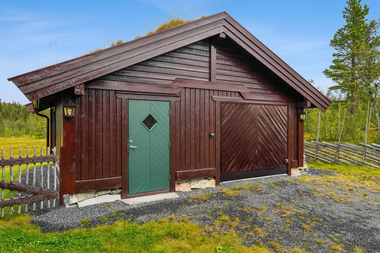 Garasjen ligger fint plassert på tunet og inneholder plass til én bil samt to boder med rikelig oppbevaringsplass for blant annet sykler, ski og annet fritidsutstyr. Galleribilde