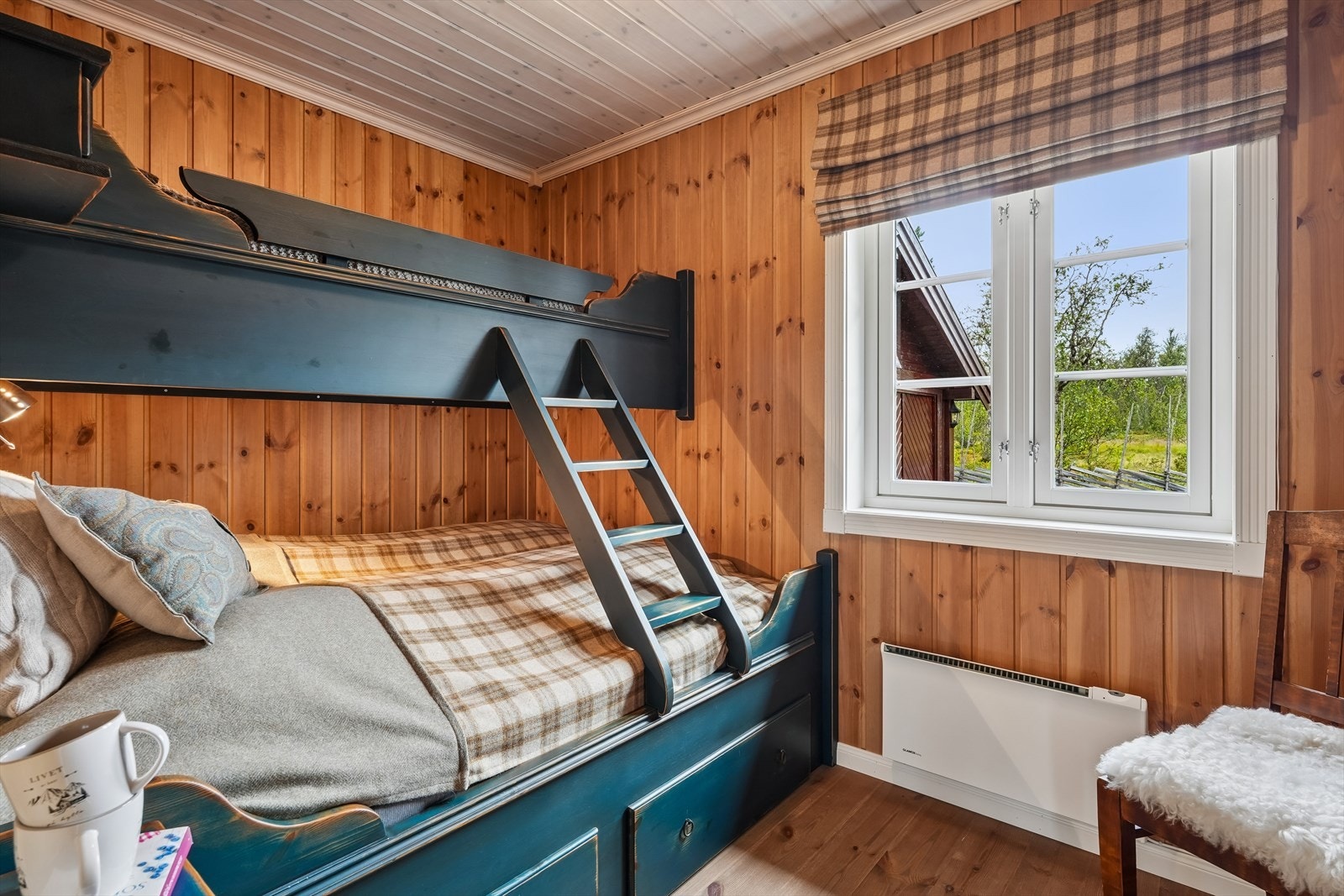 Videre finner du ytterligere to soverom med god plass til familie og gjester. Galleribilde