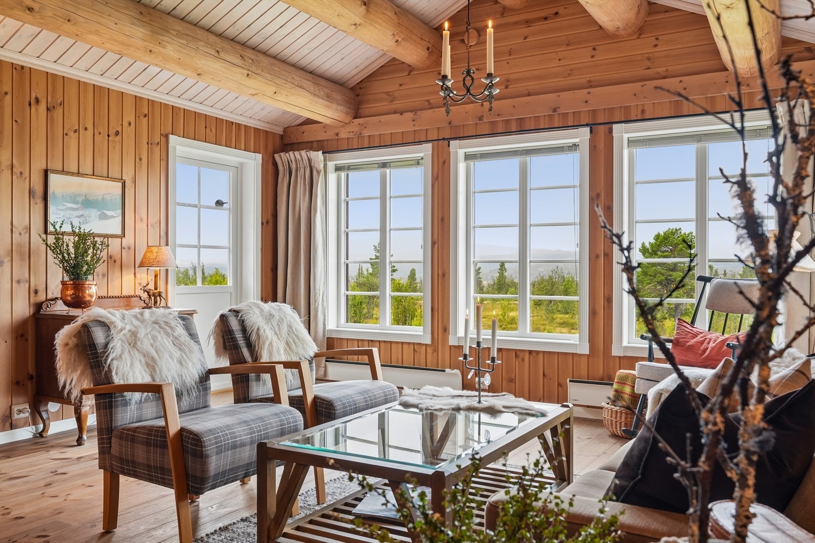 Synlige tømmeråser, beisede paneloverflater og den åpne himlingen gir den gode, tradisjonelle hyttefølelsen. Galleribilde