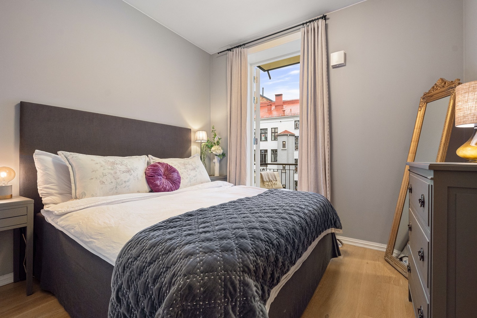 Fra hovedsoverommet har man utgang til den herlige balkongen. Galleribilde