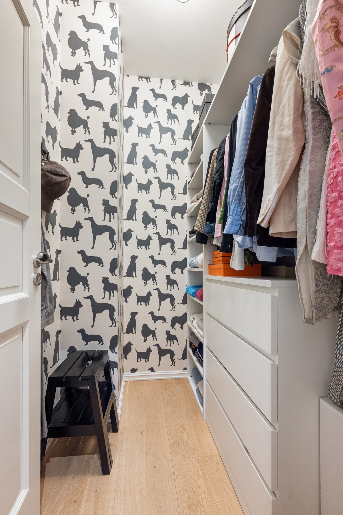 Rikelig med oppbevaringsplass i innvendig bod. Galleribilde