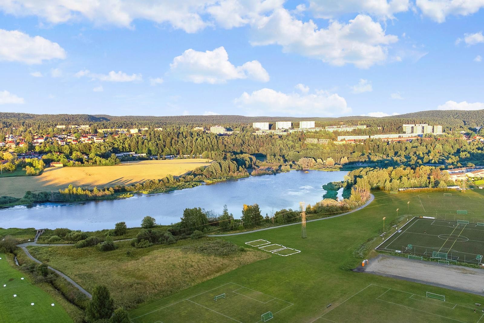 Tur- og rekreasjonsmuligheter i nærheten med blant annet Østensjøvannets rike dyre- og fugleliv innen 10 minutters gange. Galleribilde