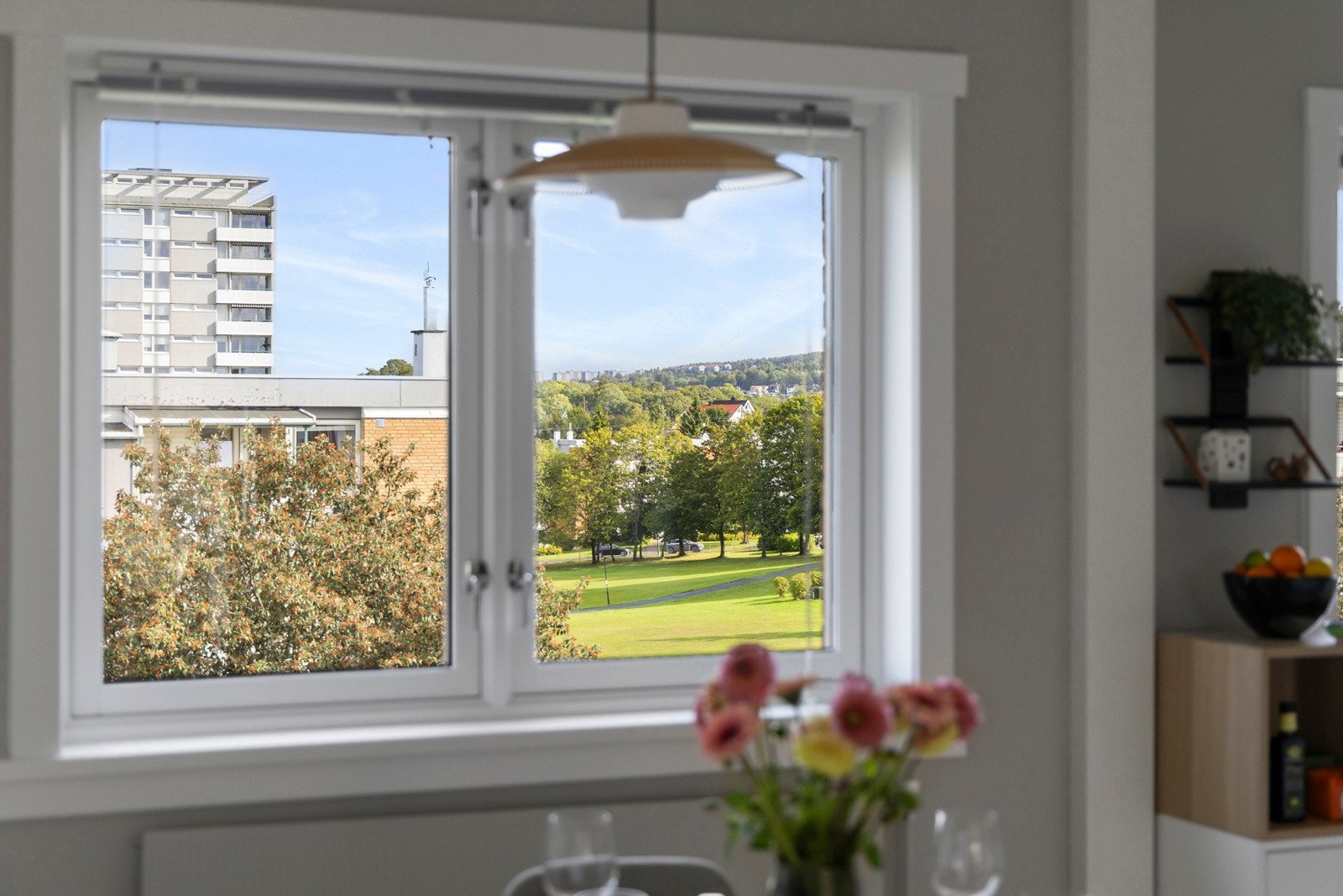 Leiligheten ligger usjenert og fint til, her vises vindu fra spisestuen. Galleribilde