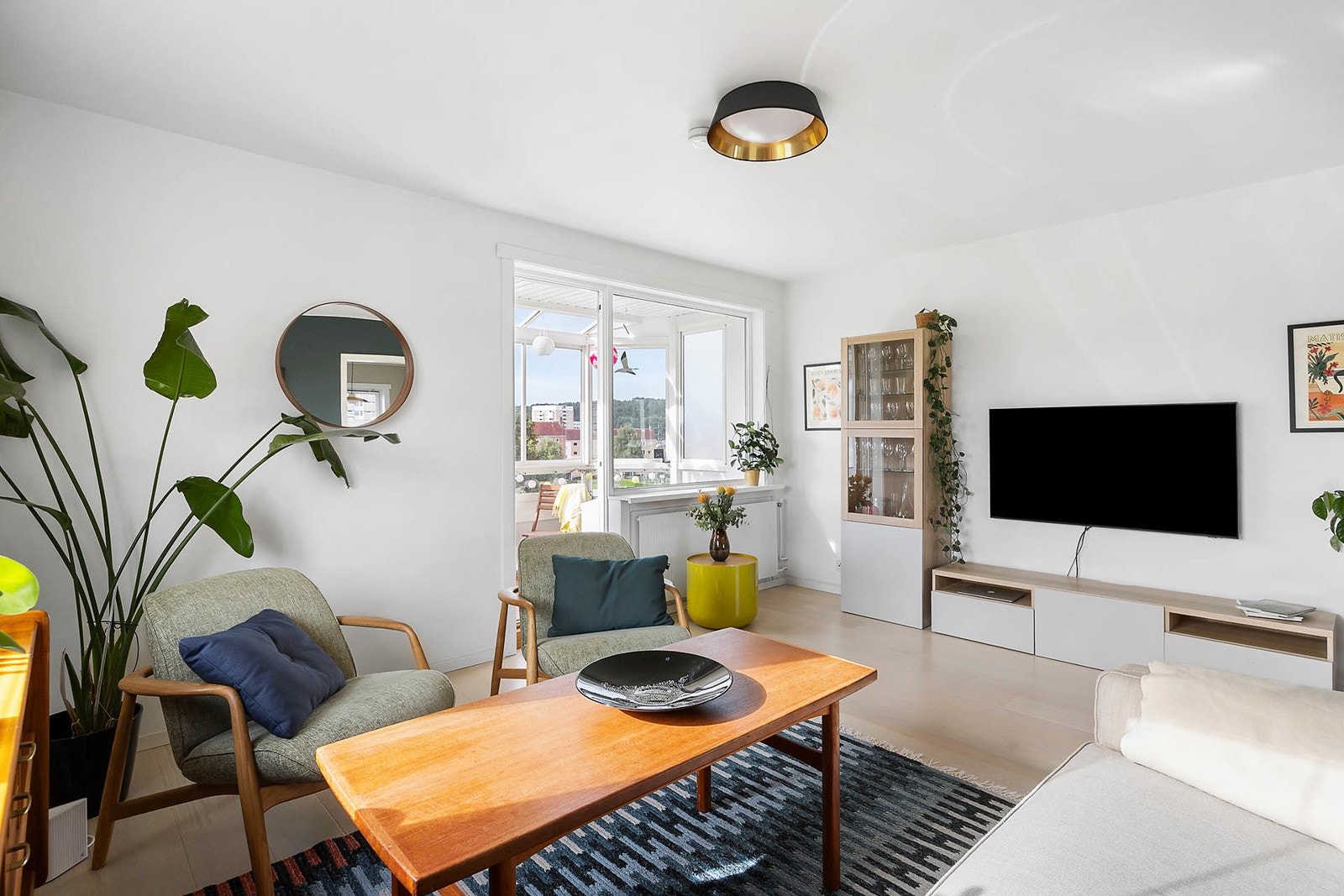 Stue med utgang til sydvestvendt, innglasset balkong. Galleribilde