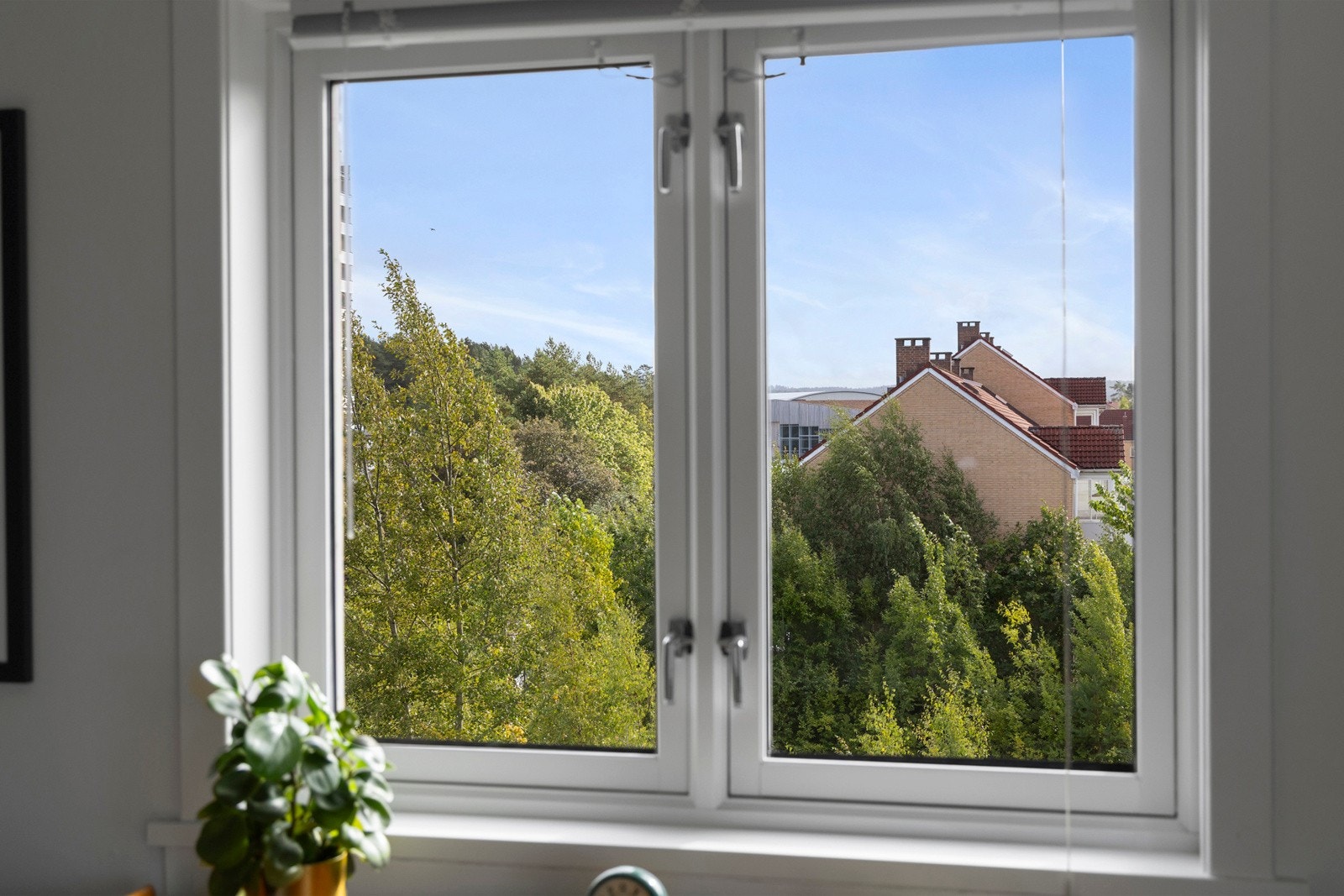 Stue med ekstra vindu på gavlveggen som gir godt med lys inn. Galleribilde