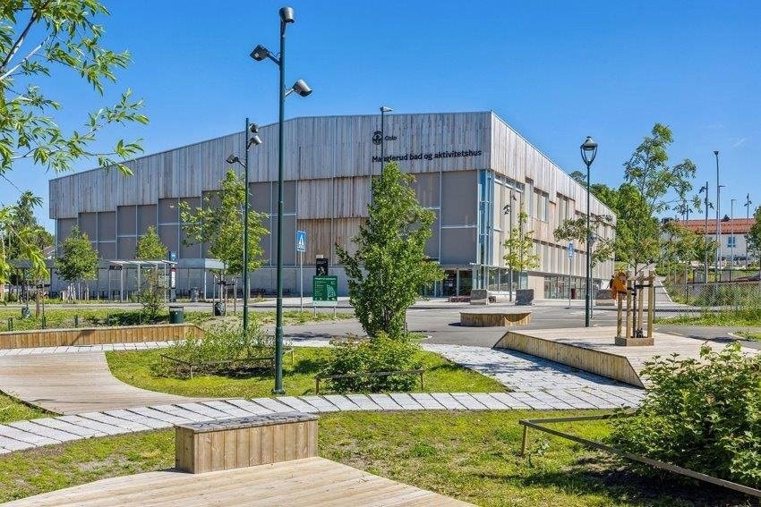Få minutter unna (ved Manglerud skole) ligger Manglerud bad- og aktivitetshus som ble nyåpent høsten 2022, til glede for store og små! Galleribilde