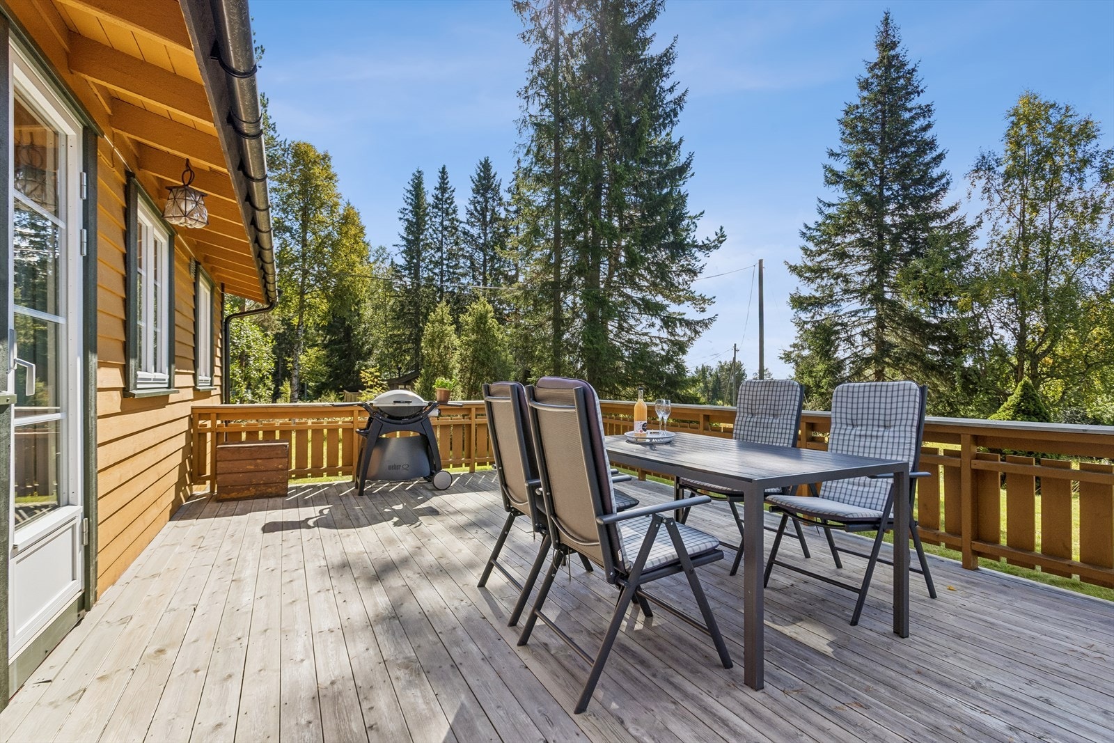 Den store treterrassen har god plass til både spisebord, grill og flere sittegrupper. Galleribilde
