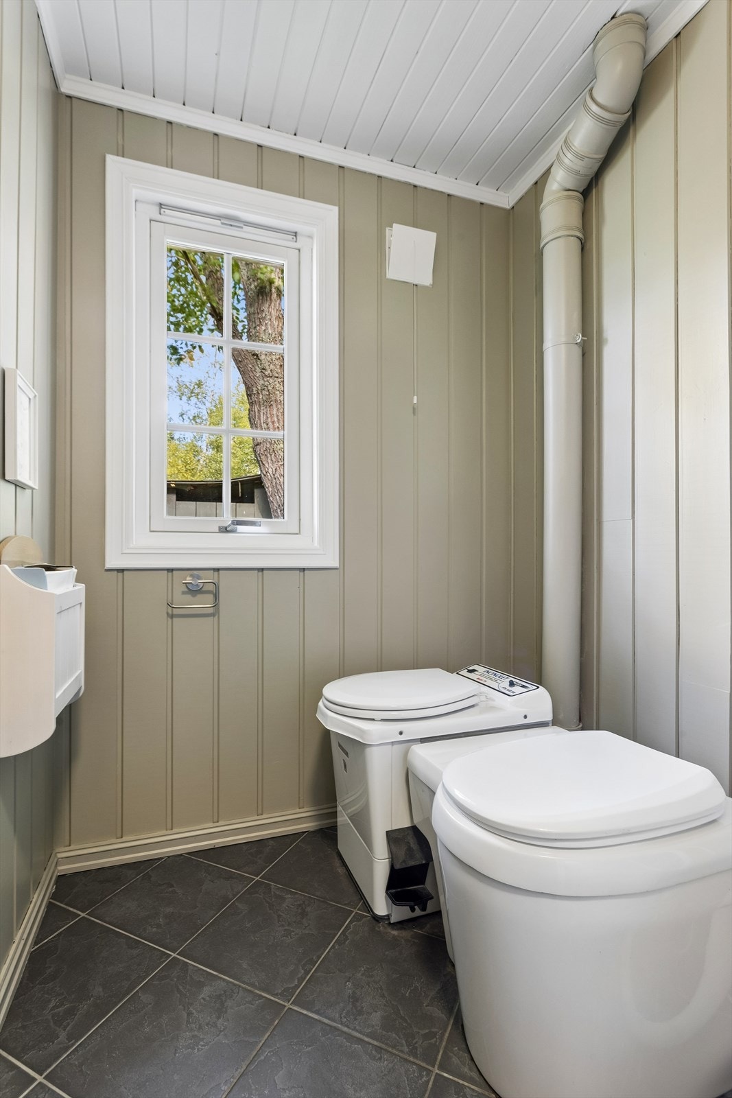 Toalettløsning installert på badet og vindu for naturlig utlufting. Galleribilde
