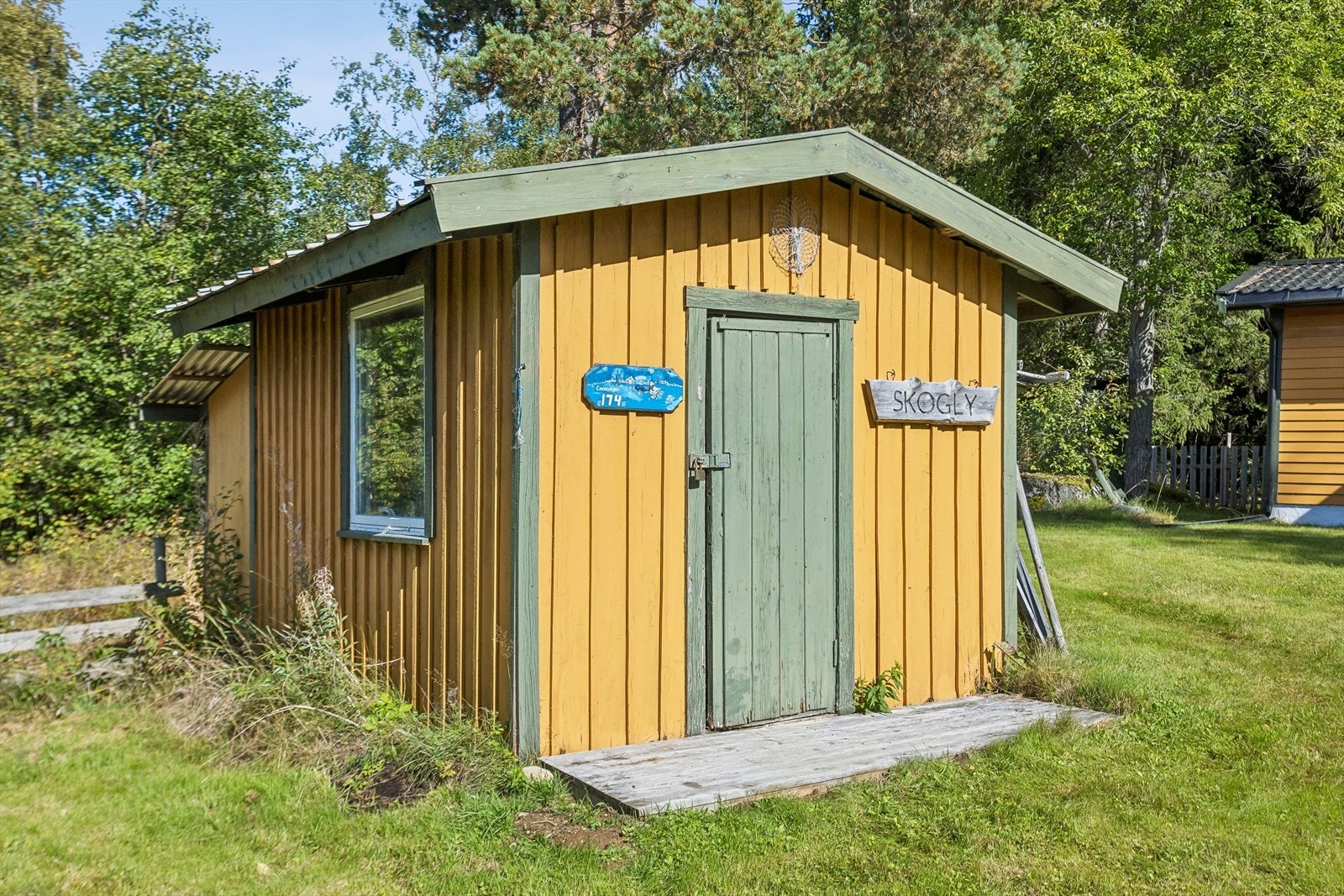 Frittstående bod på eiendommen gir rikelig med lagringsplass for hageredskaper og utstyr. Galleribilde