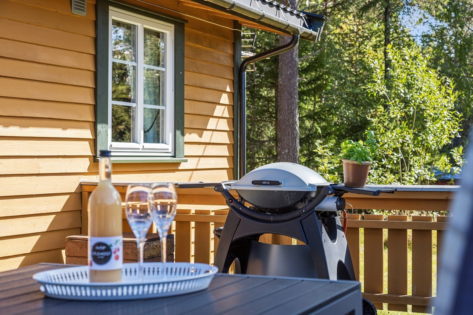 Terrassen har rekkverk i tre og god plass til grillarrangementer. Galleribilde